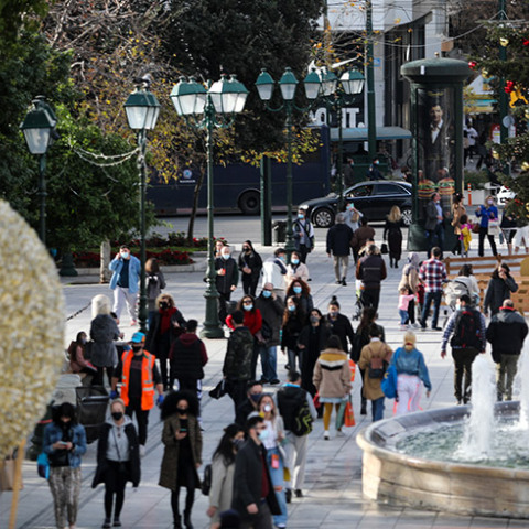 ΣΤΙΓΜΙΟΤΥΠΑ ΣΤΟ ΧΡΙΣΤΟΥΓΕΝΝΙΑΤΙΚΟ ΔΕΝΤΡΟ ΣΤΗ ΠΛΑΤΕΙΑ ΣΥΝΤΑΓΜΑΤΟΣ