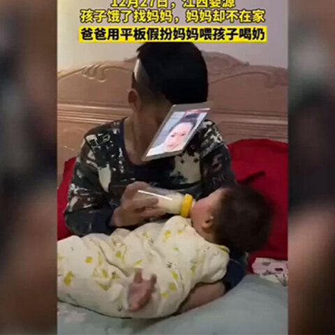 Με το τάμπλετ στο κεφάλι πατέρας καταφέρνει την κόρη του να πιει το γάλα της