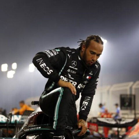 Ο Σερ Λιούις Χάμιλτον βγαίνει από μονοθέσιο της Formula 1