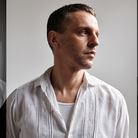 ​Έπειτα από 15 χρόνια στις μητροπόλεις της μόδας, ο Marios Schwab έρχεται στην Ελλάδα για να σχεδιάσει τη νέα εποχή του brand Zeus + Δione.