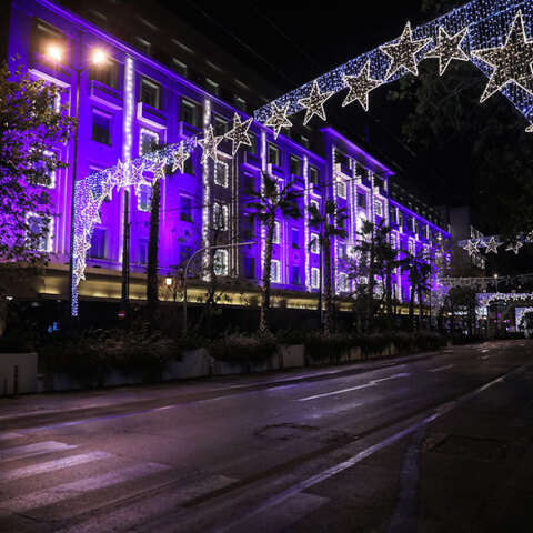 Η χριστουγεννιάτικα στολισμένη Πανεπιστήμιου στην Αθήνα