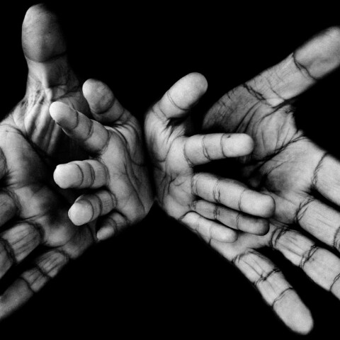 Χέρια ενήλικα και χέρια παιδιού