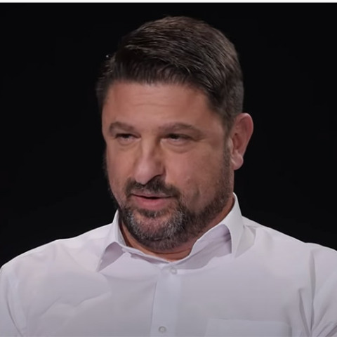 Ο Νίκος Χαρδαλιάς μιλάει στα παιδιά του Μη Κυβερνητικού Οργανισμού «Άτρακτος»