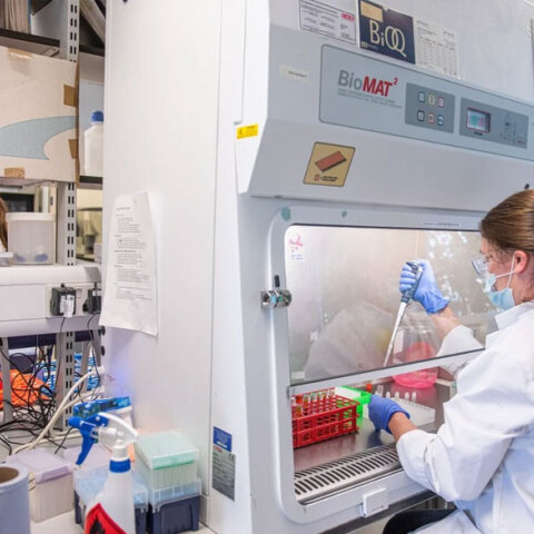 Εμβόλιο AstraZeneca: Ερευνήτρια σε κλινικές δοκιμές