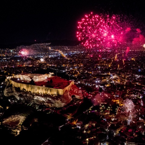Πυροτεχνήματα στον ουρανό της Αθήνας για τον εορτασμός της πρωτοχρονιάς του 2021