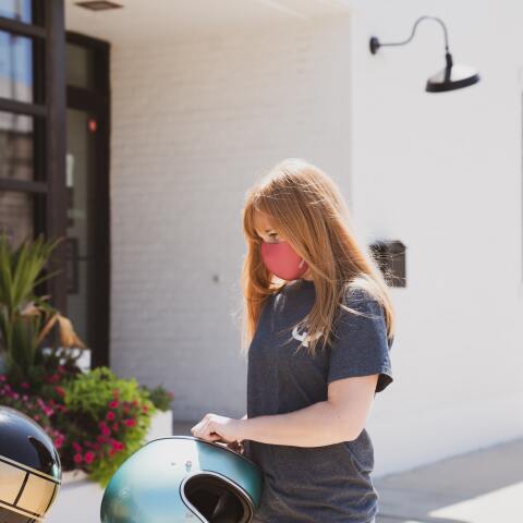 Κοπέλα με μάσκα