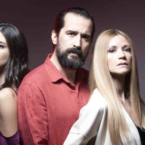Από αριστερά: Αναστασία Παντούση, Τάσος Νούσιας, Ιωάννα Παππά στη σειρά «Έξαψη»