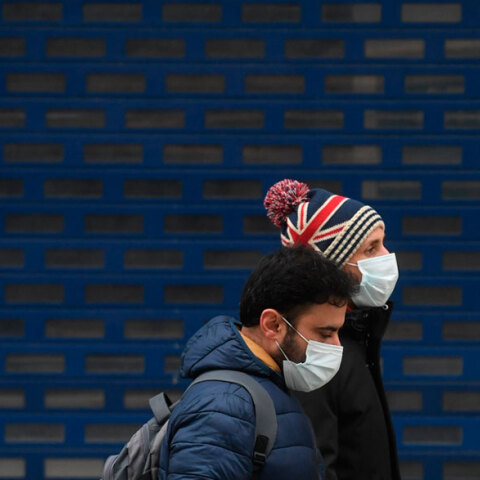 Μεγάλη Βρετανία: Νεαροί με προστατευτική μάσκα για τον κορωνοϊό - Τρίτο καθολικό lockdown ανακοίνωσε ο Μπόρις Τζόνσον