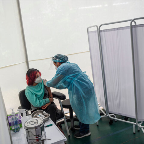 Νέα Υόρκη - Εμβολιασμός: Χορήγηση εμβολίου για τον κορωνοϊό από νοσηλεύτρια