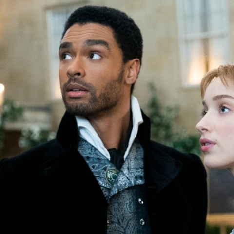 Ο Ρεγκέ-Ζαν Πέιτζ και η Φίμπι Ντίνεβορ πρωταγωνιστούν στη σειρά «Bridgerton»