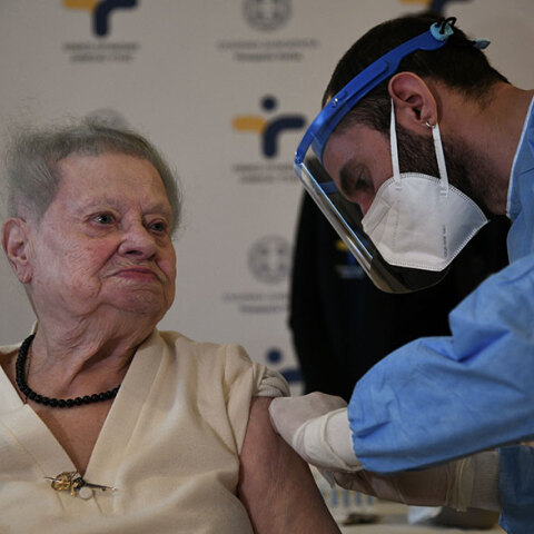 Η 95χρονη Δέσποινα Χάλαρη, η πρώτη ηλικιωμένη σε οίκο ευγηρίας που έκανε το εμβόλιο για τον κορωνοϊό στην Ελλάδα