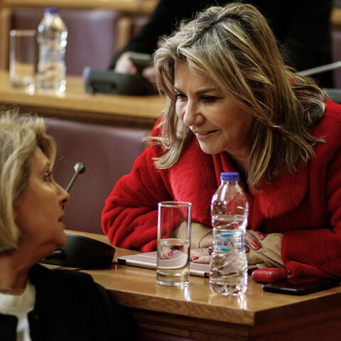 Σοφία Βούλτεψη και Ζέττα Μακρή σε παλαιότερη συνομιλία στη Βουλή - Αναλαμβάνουν θέσεις στην κυβέρνηση Μητσοτάκη με τον ανασχηματισμό