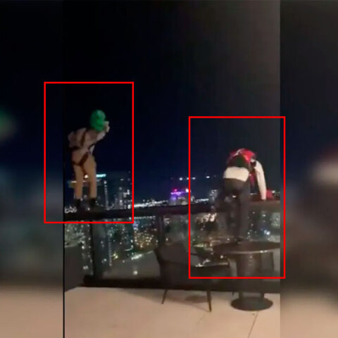 Η στιγμή που δύο άνδρες πέφτουν με αλεξίπτωτο από την ταράτσα ξενοδοχείου στο Νάσβιλ των ΗΠΑ