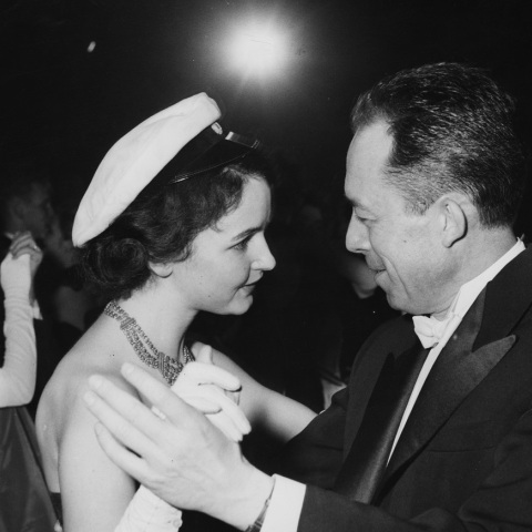 Ο Αλμπέρτ Καμί χορεύει με την ηθοποιό Τορούν Μόμπεργκ