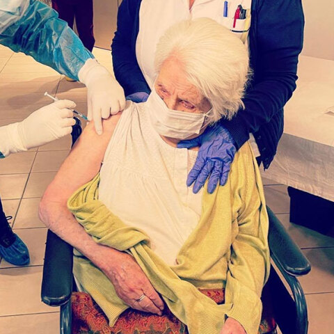 Η Σάσα Σαντικάριο-Σατσόγλου, η 98χρονη επιζήσασα του Άουσβιτς, κάνει το εμβόλιο για τον κορωνοϊό στη Θεσσαλονίκη