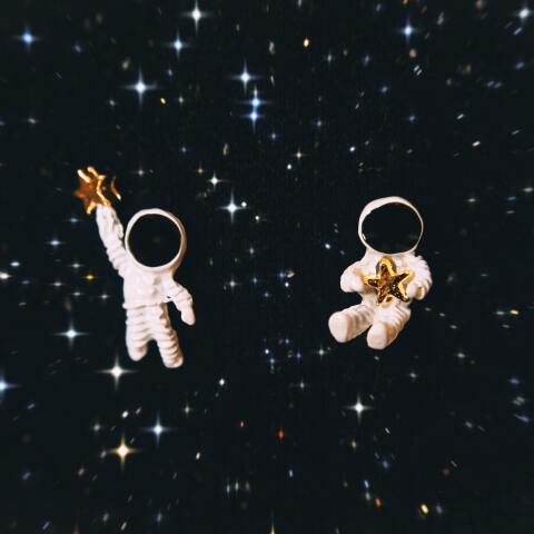 Φιγούρες αστροναυτών με φόντο αστέρια