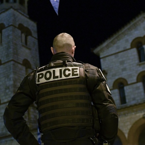 Αστυνομικός έξω από Ιερό Ναό