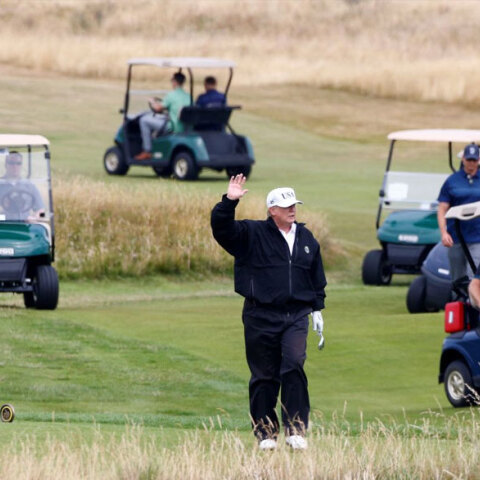 Ο Ντόναλντ Τραμπ παίζει γκολφ στη Σκωτία