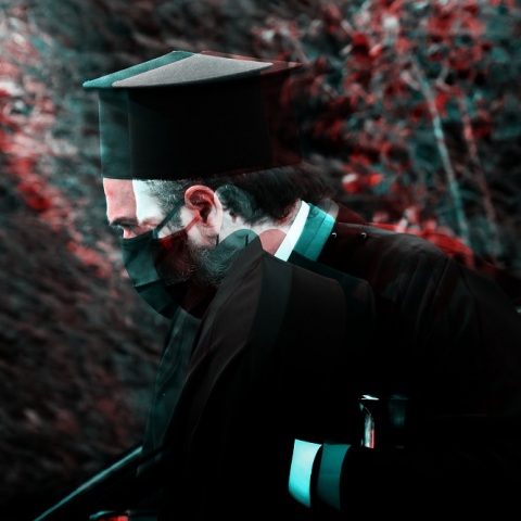 Ιερέας της ορθόδοξης εκκλησίας με μάσκα προστασίας