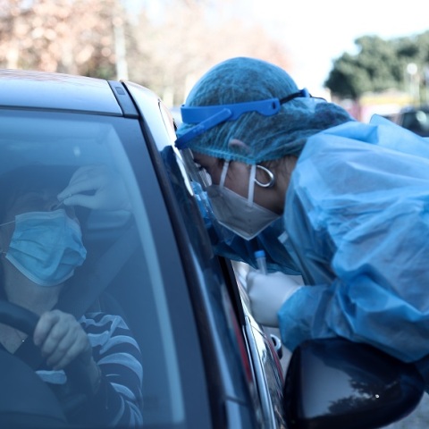 Στιγμιότυπο από τη διενέργεια drive through τεστ για τον κορωνοϊό