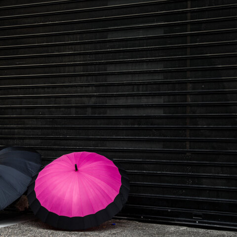 Lockdown για τον κορωνοϊό στην Αττική: Δύο ανοικτές ομπρέλες μπροστά σε κλειστό κατάστημα στο Περιστέρι