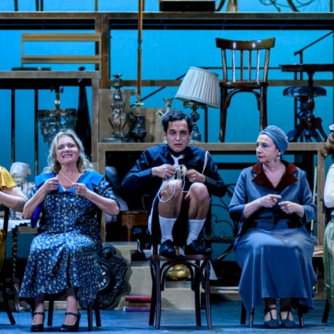 Σκηνή από τη θεατρική παράσταση «Το Τρίτο Στεφάνι» σε σκηνοθεσία του Κωνσταντίνου Μαρκουλάκη