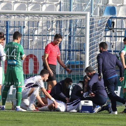 Στιγμιότυπο μετά τον τραυματισμό του τερματοφύλακα με τον επιθετικό