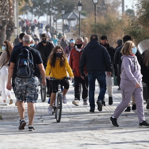 Πολίτες με μάσκες στην παραλία του Φλοίσβου