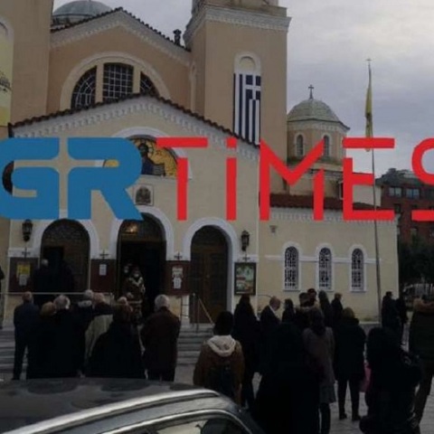 Πιστοί έξω από την Μητρόπολη της Καλαμαριάς