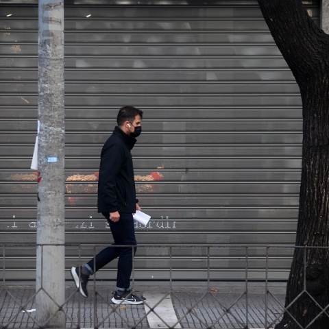 Πολίτης με μάσκα σε δρόμο της Θεσσαλονίκης