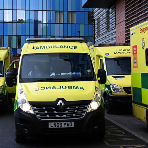 Κορωνοϊός στη Μεγάλη Βρετανία - Ασθενοφόρα στο Λονδίνο