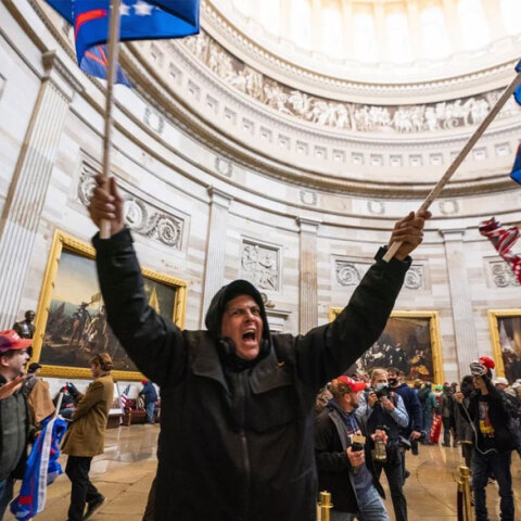 Καπιτώλιο: Μαινόμενος διαδηλωτής του Ντόναλντ Τραμπ με σημαίες στα χέρια φωνάζει σε αίθουσα του κτιρίου κατά την εισβολή
