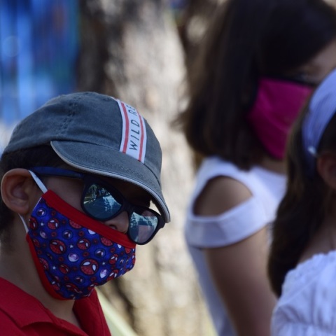 Παιδιά με μάσκα στο σχολείο 