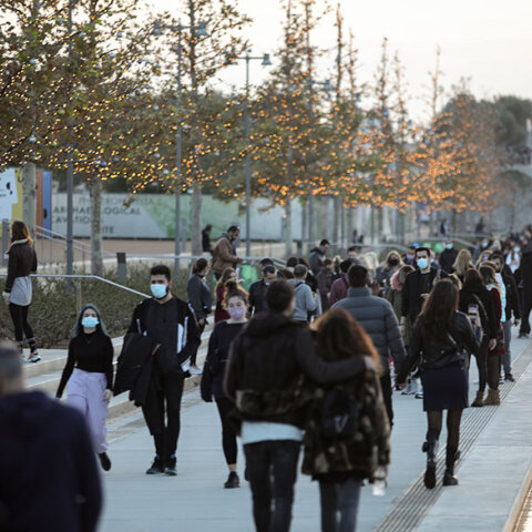 Απογευματινή βόλτα πολιτών στο Ίδρυμα Σταύρος Νιάρχος εν μέσω lockdown για τον κορωνοϊό