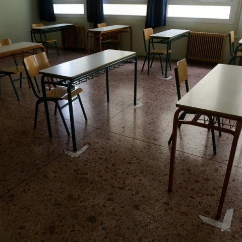 Θρανία τοποθετημένα στις απαιτούμενες αποστάσεις 