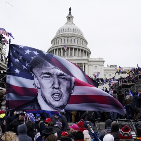 Στιγμιότυπο από τις διαδηλώσεις έξω από το Καπιτώλιο