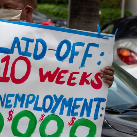 Άνεργος στις ΗΠΑ κρατά πλακάτ, ζητώντας δουλειά