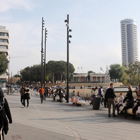 Πολίτες με μάσκα σε δρόμο της Κύπρου