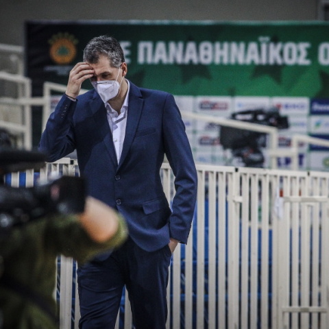 Ο Δημήτρης Διαμαντίδης δεν άντεξε την εμφάνιση του Παναθηναϊκού και αποχώρησε από το ΟΑΚΑ