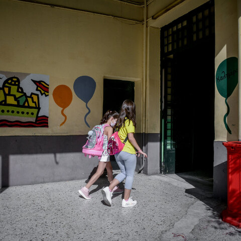 Άνοιγμα σχολείων: Επιστροφή μαθητριών σε δημοτικό σχολείο στο Παγκράτι (ΦΩΤΟ ΑΡΧΕΙΟΥ)