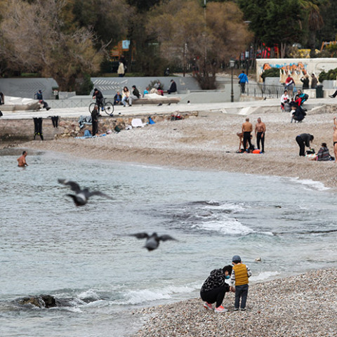 ΘΕΟΦΑΝΕΙΑ Η ΚΑΛΟΚΑΙΡΙΑ ΕΦΕΡΕ ΤΟΥΣ ΑΘΗΝΑΙΟΥΣ ΣΤΙΣ ΠΑΡΑΛΙΕΣ ΦΛΟΙΣΒΟΥ ΚΑΙ ΑΛΙΜΟΥ