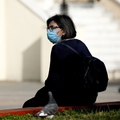 Γυναίκα με μάσκα στο κέντρο της Αθήνας