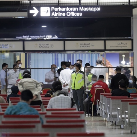 Αρχές της Ινδονησίας στο αεροδρόμιο από όπου απογειώθηκε το αεροσκάφος της Sriwijaya Air