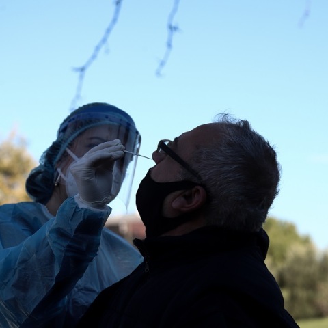 Στιγμιότυπο από τη διενέργεια rapid test