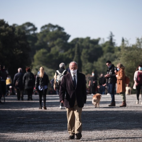Βόλτα πολιτών στη Διονυσίου Αρεοπαγίτου 