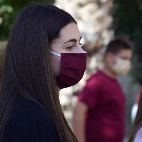 Μαθήτρια Γυμνασίου φορά μάσκα