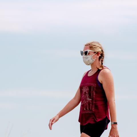 Γυναίκα με μάσκα στην Αμερική