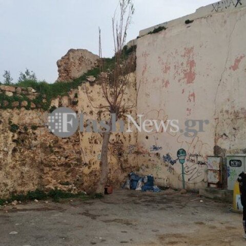 Το σημείο από όπου έπεσε το 13χρονο αγόρι 