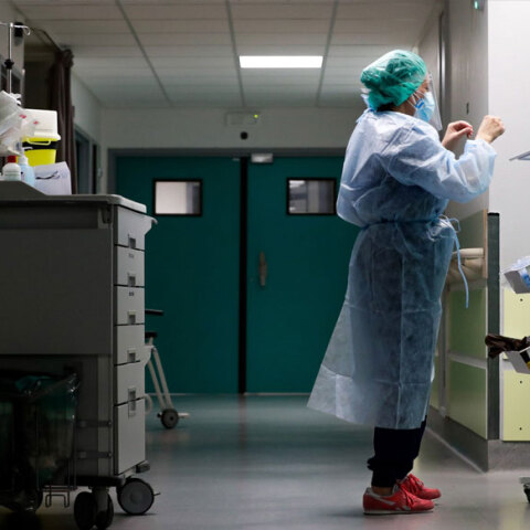 Κορωνοϊός στο Βέλγιο: Νοσηλεύτρια με προστατευτική στολή για την Covid-19 σε νοσοκομείο στις Βρυξέλλες