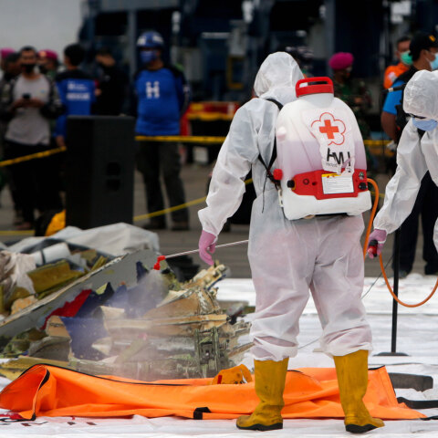 Sriwijaya Air: Συντρίμμια από το αεροσκάφος στην Ινδονησία που συγκέντρωσαν οι δύτες μετά τη συντριβή